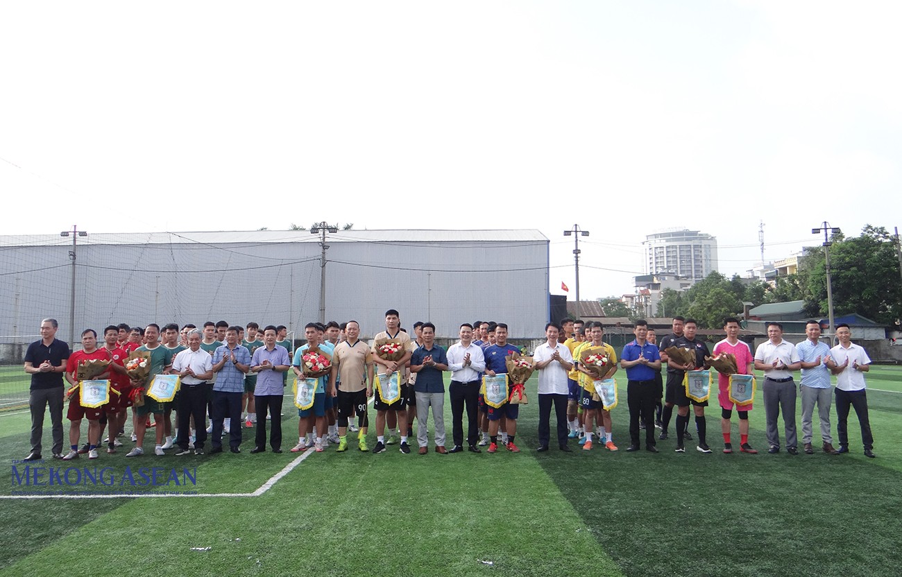 Đại diện lãnh đạo các cơ quan, đơn vị tặng hoa chúc mừng các đội bóng. Đại diện lãnh đạo các cơ quan, đơn vị tặng hoa chúc mừng các đội bóng.