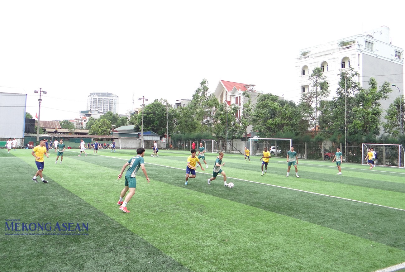 Ngay sau lễ khai mạc, có 6 đội bóng thi đấu lượt trận đầu tiên. Ngay sau lễ khai mạc, có 6 đội bóng thi đấu lượt trận đầu tiên.