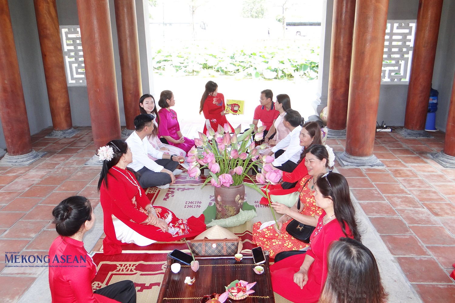 Các đại biểu thưởng thức trà và bánh đậu xanh tại thủy đình ở hồ sen Kiếp Bạc.