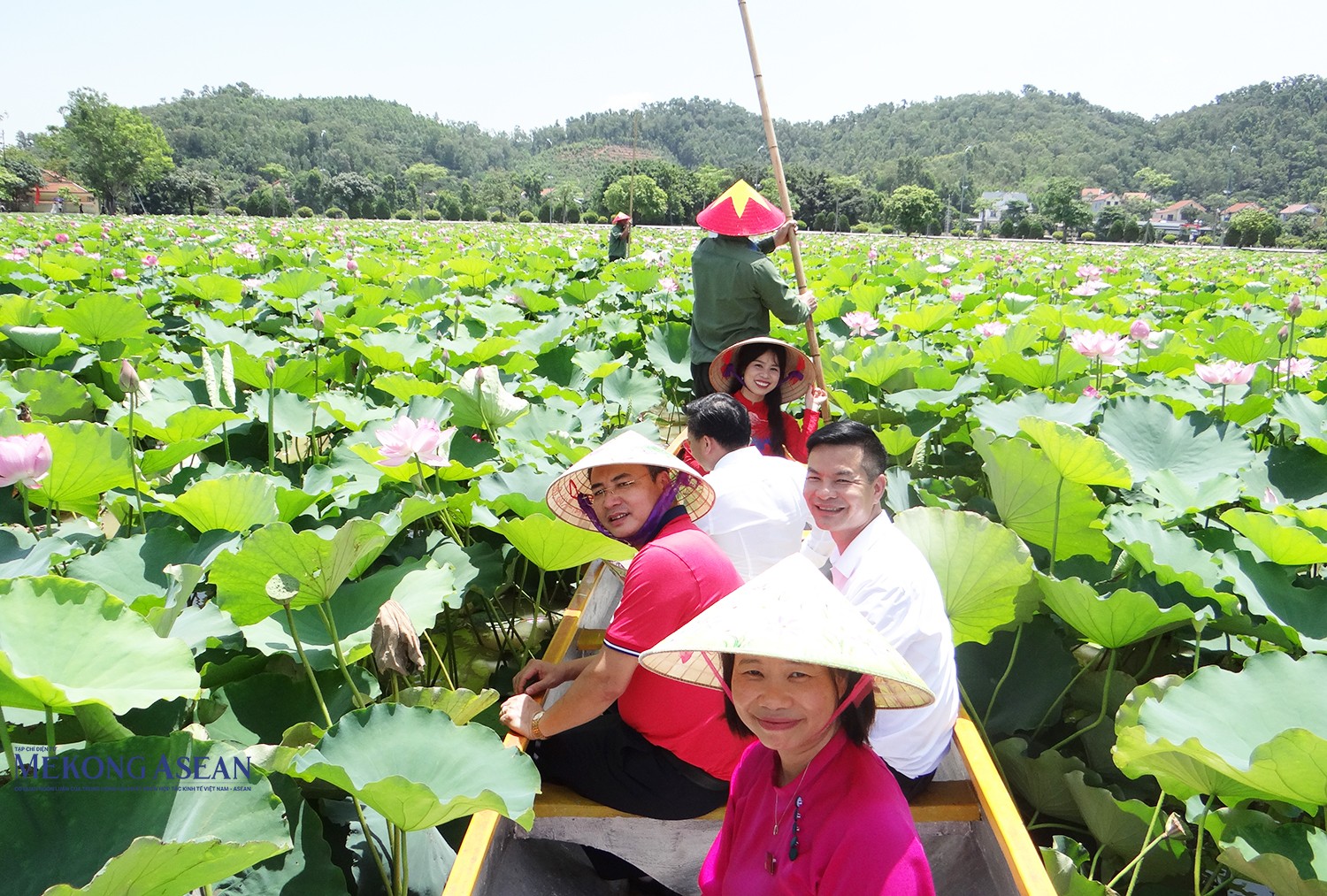 Lãnh đạo Ban Quản lý di tích Côn Sơn - Kiếp Bạc đưa du khách đi trải nghiệm ướp sen trên hồ.