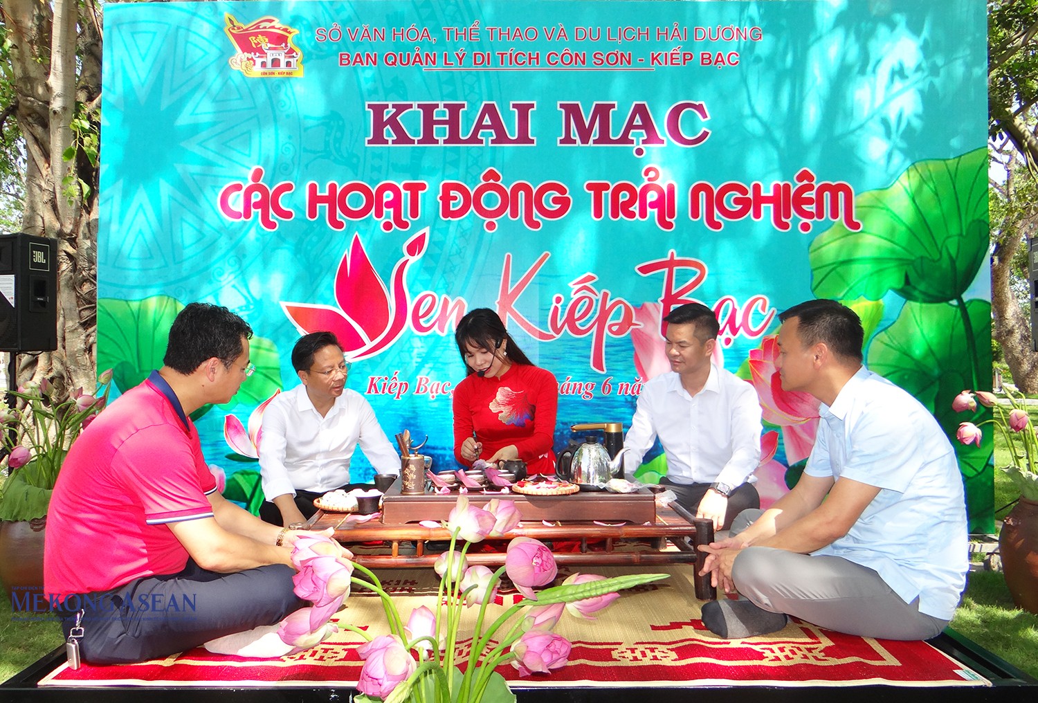 Các đại biểu trải nghiệm nghệ thuật pha trà và thưởng thức trà sen Kiếp Bạc tại sự kiện.