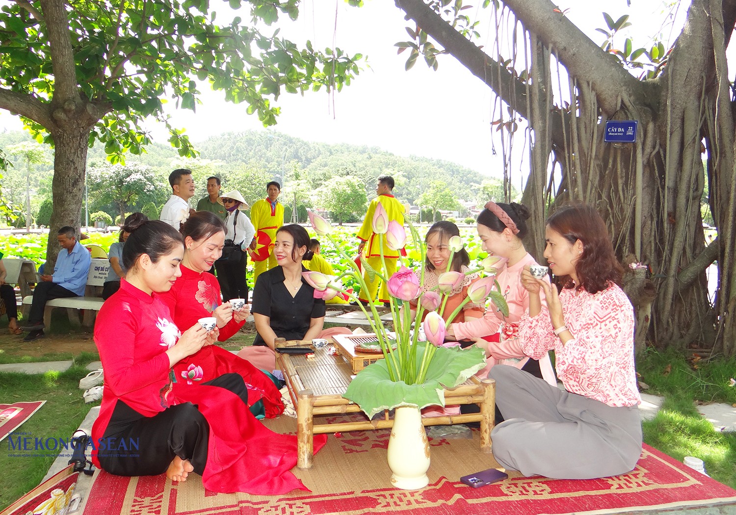 Cán bộ, nhân viên Ban Quản lý di tích Côn Sơn - Kiếp Bạc giới thiệu đến du khách sản phẩm trà sen Kiếp Bạc và các sản vật nơi đây.
