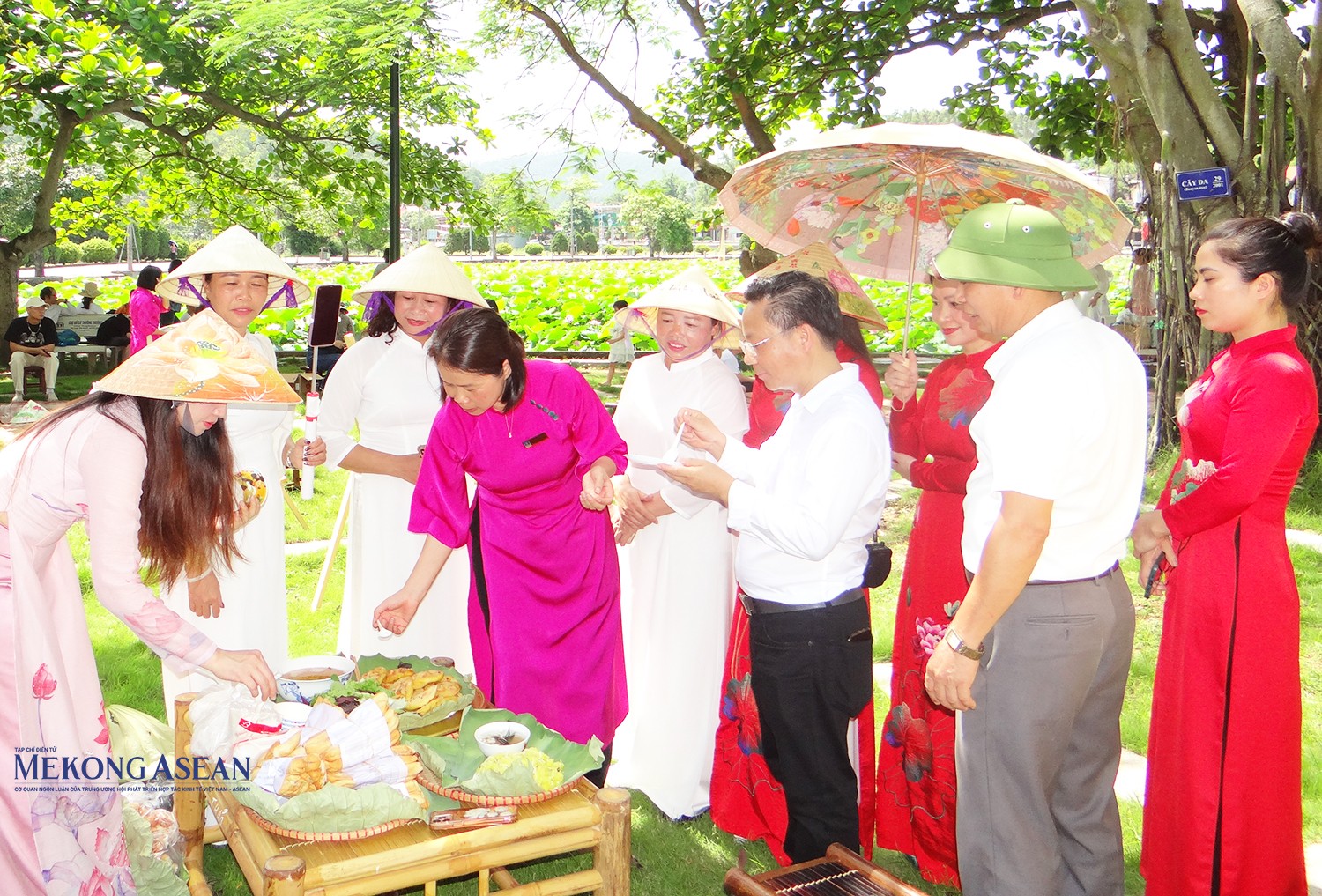 Đại biểu, du khách thưởng thức các món ẩm thực từ sen Kiếp Bạc.