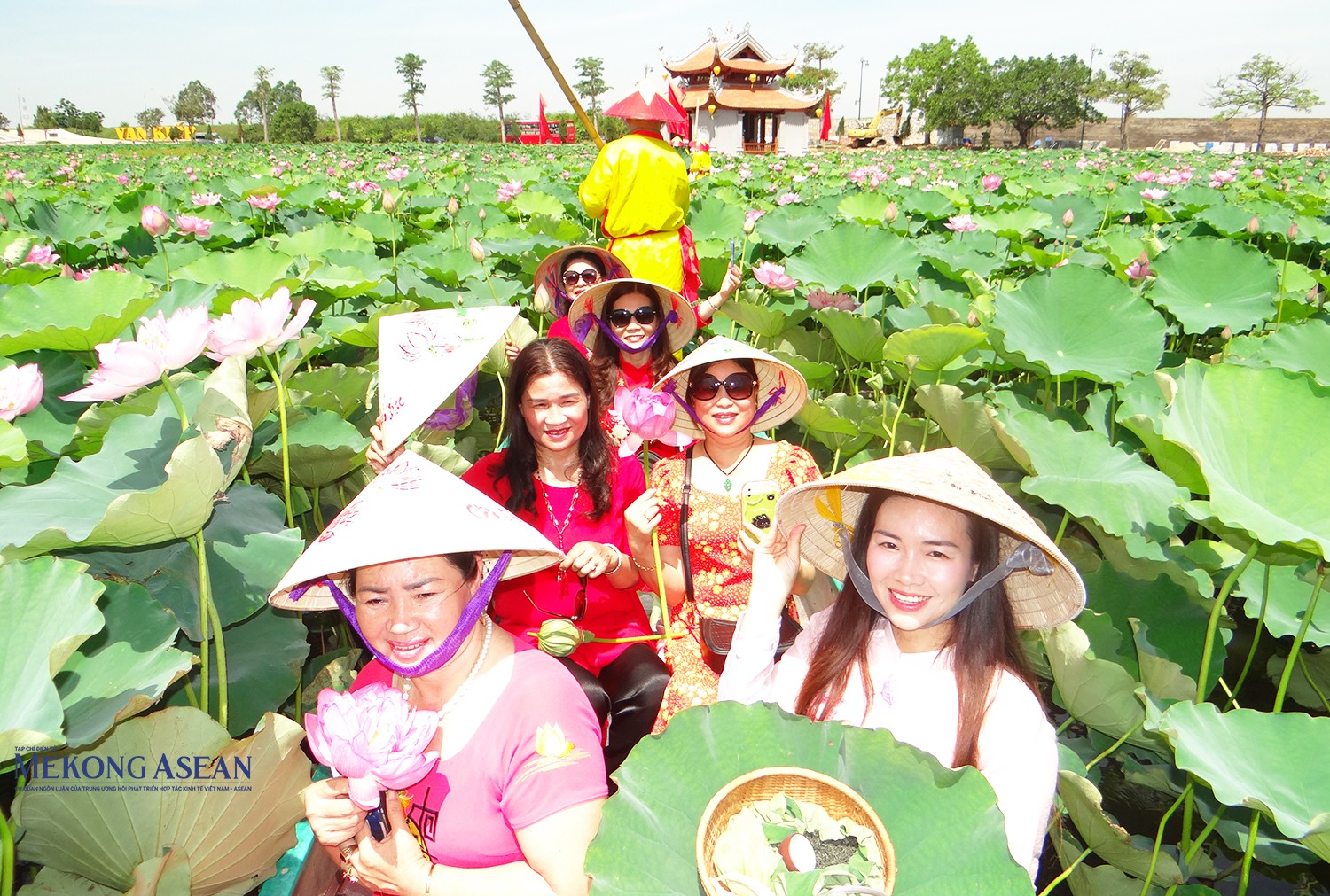 Nhân viên Ban Quản lý di tích Côn Sơn - Kiếp Bạc thuyết minh đến du khách về lịch sử hồ sen Kiếp Bạc, khu di tích.
