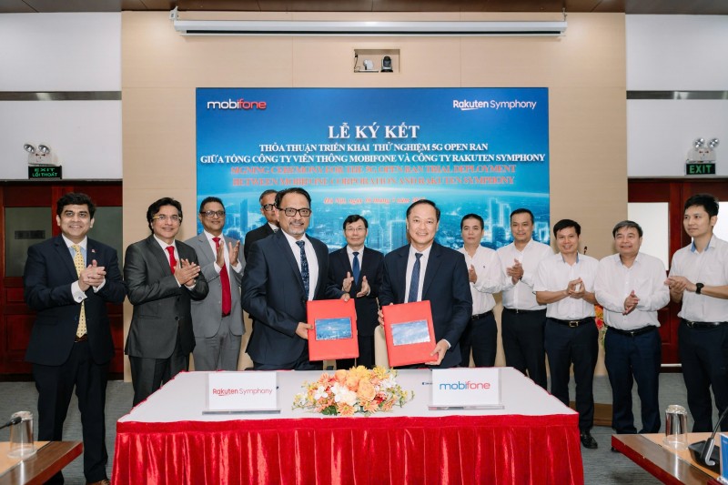 Đại diện Tổng công ty Viễn thông MobiFone (phải) và Công ty Rakuten Symphony (trái) tại buổi lễ ký kết diễn ra ở Hà Nội. Ảnh: MobiFone.