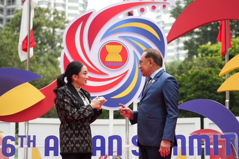 Bà Paetongtarn Shinawatra và ông Anwar Ibrahim tại Hội nghị Cấp cao ASEAN lần thứ 46 ở Kuala Lumpur ngày 26/5. Ảnh: Facebook/@Ing Shinawatra