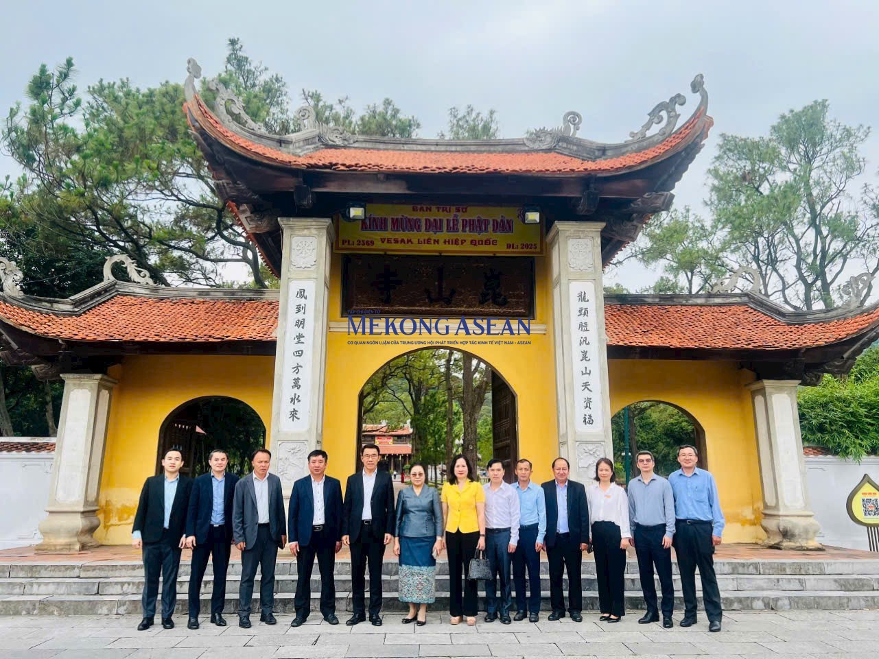Các đại biểu chụp ảnh lưu niệm cổng chùa Côn Sơn.