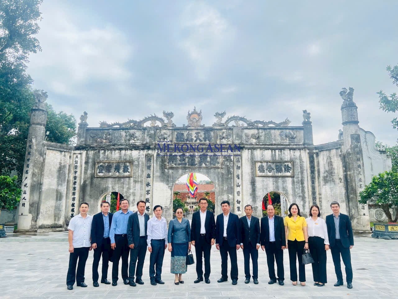 Các đại biểu chụp ảnh lưu niệm tại đền Kiếp Bạc.