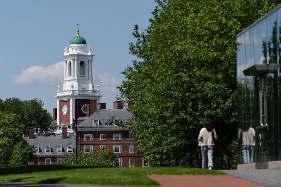 Tổng thống Trump ký sắc lệnh 'siết' visa du học tới Harvard