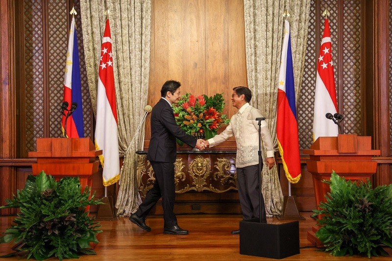 Ông Lawrence Wong và ông Ferdinand Marcos Jr tại Manila ngày 4/6. Ảnh: MDDI
