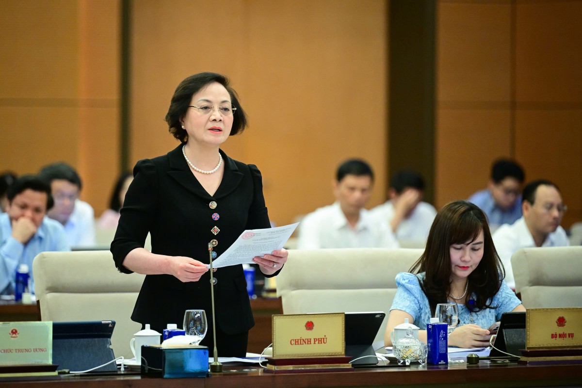 Bộ trưởng Bộ Nội vụ Phạm Thị Thanh Trà trình bày Tờ trình