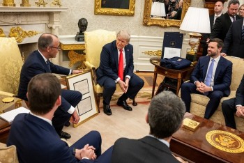 Bản sao giấy khai sinh của ông nội và những món quà dát vàng tặng Tổng thống Trump