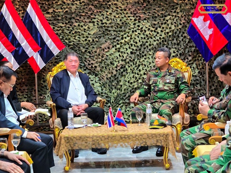 Ông Phumtham Wechayachai và ông Tea Seiha tại tỉnh Sa Kaeo (Thái Lan). Ảnh: Facebook/@TEA Seiha