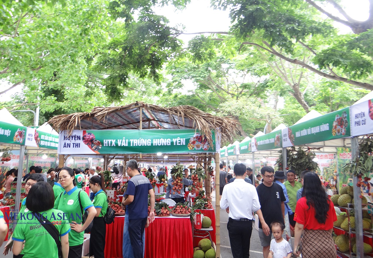 Người dân và du khách đến tham quan, trải nghiệm, mua sắm tại Phiên chợ vải Hưng Yên năm 2025, sáng 7/6.