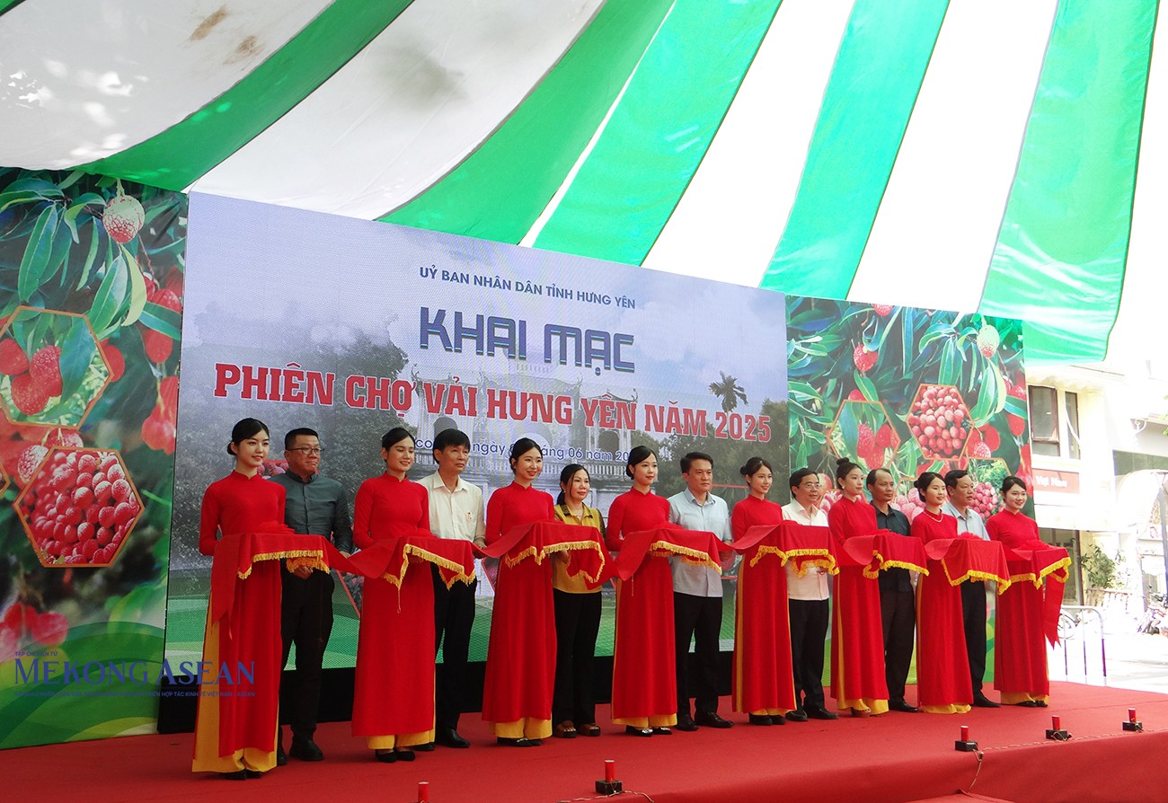 Các đại biểu cắt băng khai mạc phiên chợ.