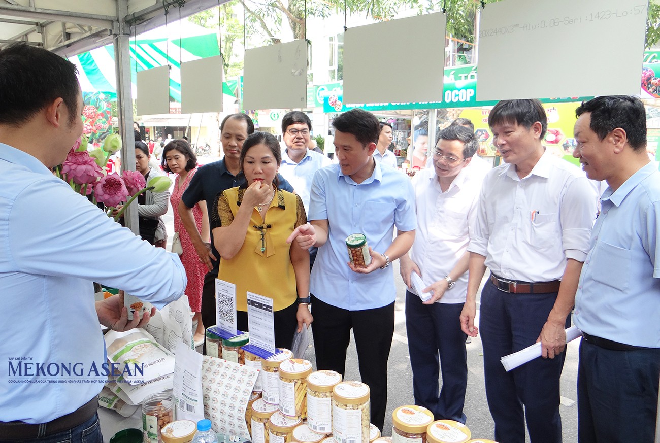 Bên cạnh vải là đa dạng các sản phẩm OCOP, nông sản, đặc sản của Hưng Yên được trưng bày, bán tại phiên chợ.