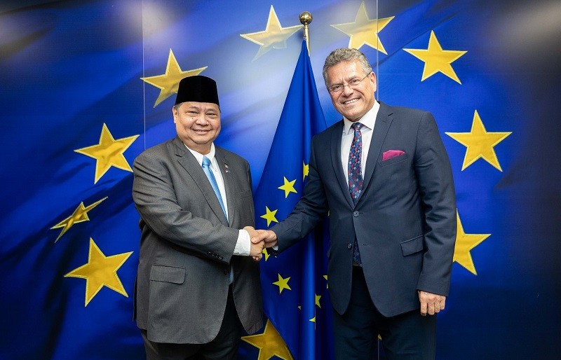 Ông Hartarto và ông Sefcovic tại Brussels ngày 6/6. Ảnh: X/@MarosSefcovic