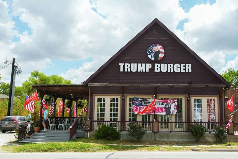 Bên ngoài nhà hàng Trump Burger ở Bellville, Texas. 
