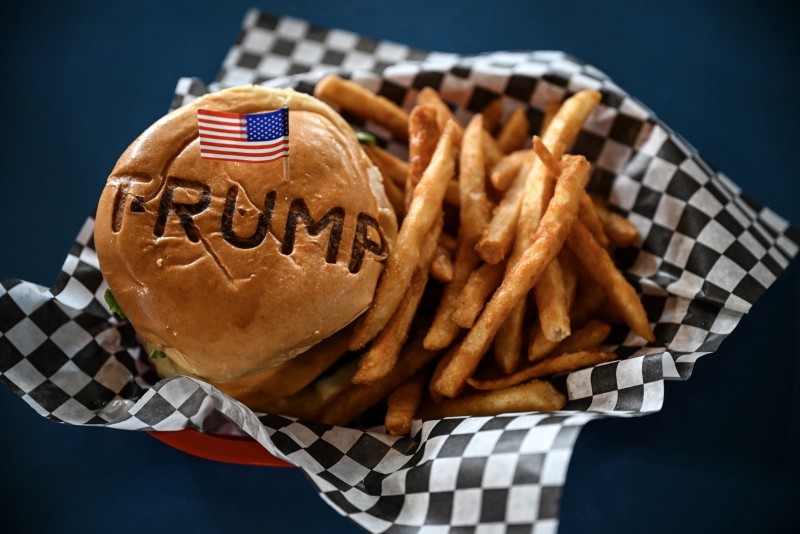 Món Trump Tower Burger lấy cảm hứng từ tòa tháp nổi tiếng của ông Trump ở New York, gồm khoảng 450g thịt bò Angus, hành nướng, ớt jalapeño, cà chua, rau diếp, phô mai Mỹ, hành tây khoanh, sốt BBQ và tương sriracha. Ảnh: AFP.