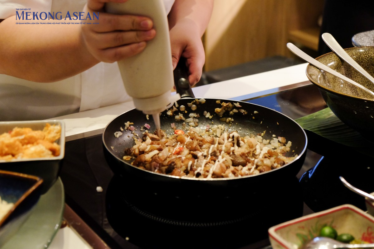 Thịt heo sisig – món ăn nổi tiếng của Philippines được chế biến từ nầm, tai lợn, hành tây, tỏi, gừng và chanh. Ảnh: Tùng Dương/555win Login. Thịt heo sisig – món ăn nổi tiếng của Philippines được chế biến từ nầm, tai lợn, hành tây, tỏi, gừng và chanh. Ảnh: Tùng Dương/555win Login.