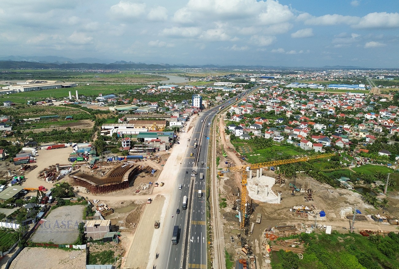 Nút giao liên thông kết nối QL17B với QL5, đường sắt Hà Nội - Hải Phòng nằm trên địa bàn xã Kim Xuyên, huyện Kim Thành và xã Thượng Quận, thị xã Kinh Môn, tỉnh Hải Dương.