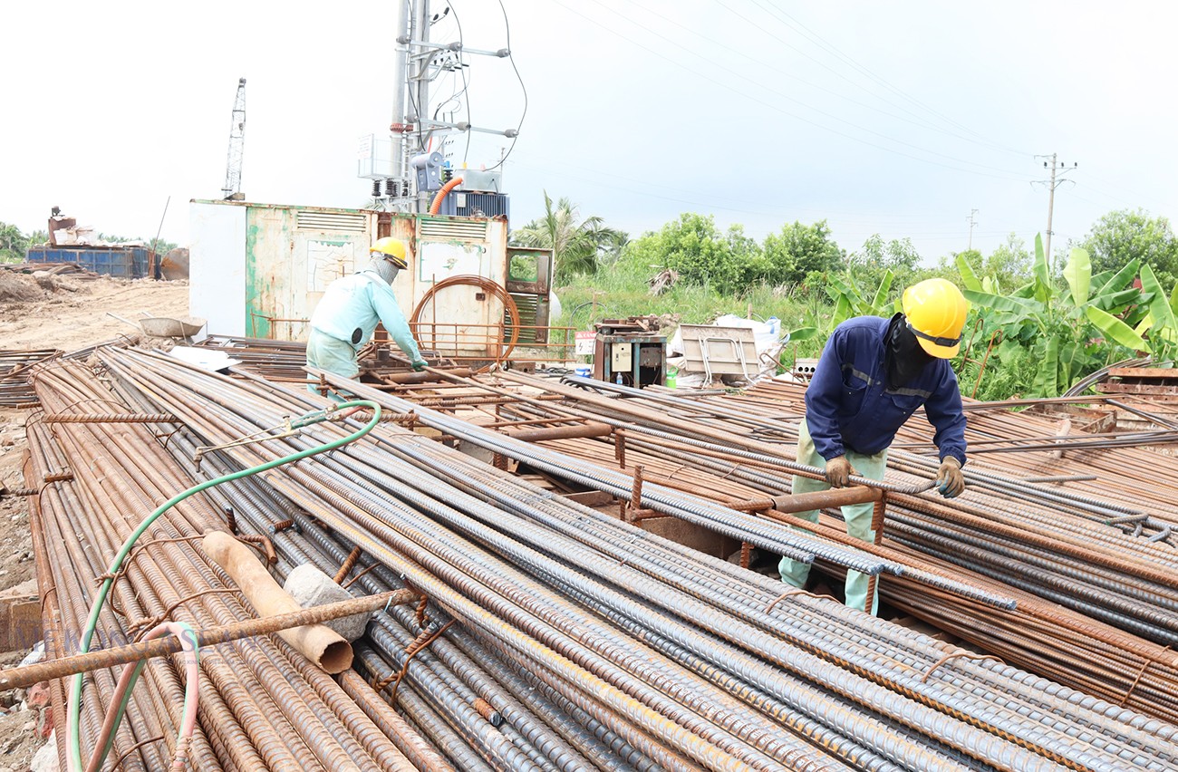 Các công nhân, kỹ sư cùng nhiều thiết bị máy móc được huy động đến Dự án đầu tư xây dựng nút giao liên thông kết nối QL17B với QL5, đường sắt Hà Nội - Hải Phòng.
