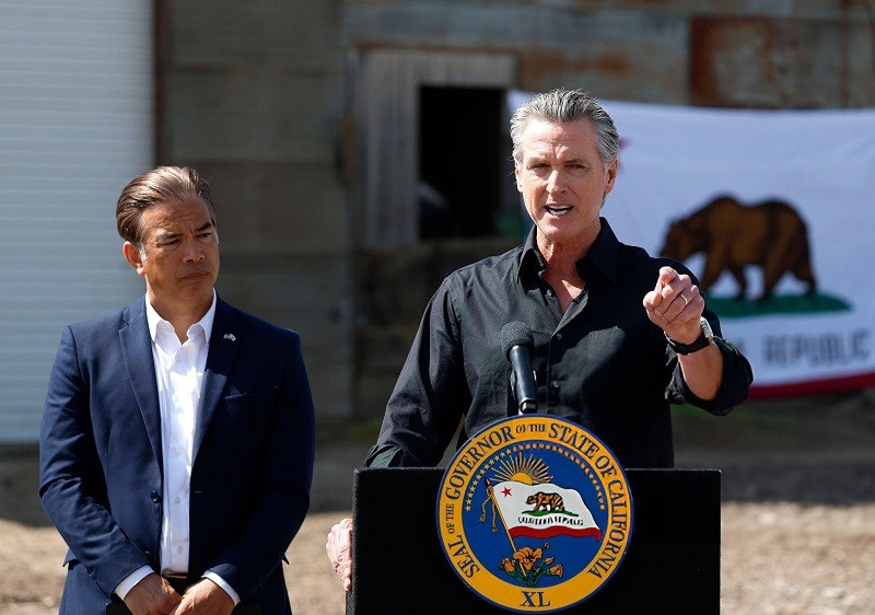 Ông Rob Bonta (trái) và ông Gavin Newsom tại bang California ngày 16/4. Ảnh: Getty