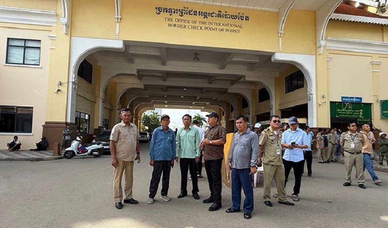 Các quan chức tại Trạm Kiểm soát Biên giới Quốc tế ở thành phố Poipet ngày 9/6. Ảnh: Khmer Times