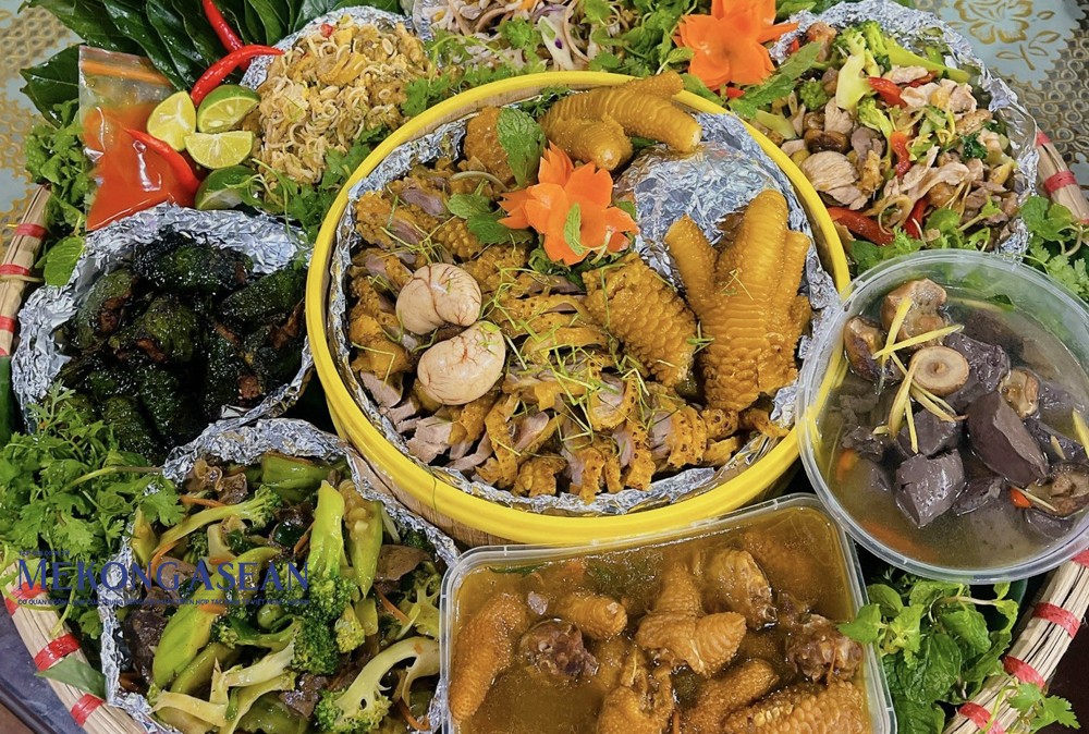 Những món ăn ngon và hấp dẫn được chế biến từ gà Đông Tảo. Những món ăn ngon và hấp dẫn được chế biến từ gà Đông Tảo.