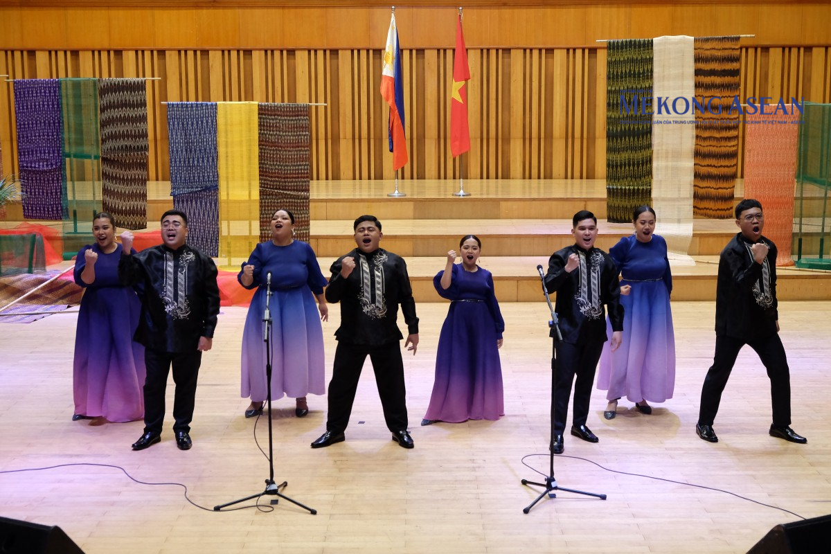 Song Weavers không chỉ trình bày thành công các tác phẩm kinh điển mà còn sáng tạo trong việc chuyển thể những giai điệu dân ca và nhạc đương đại thành các bản hợp xướng đầy màu sắc. Ảnh: Tùng Dương/555win Login.