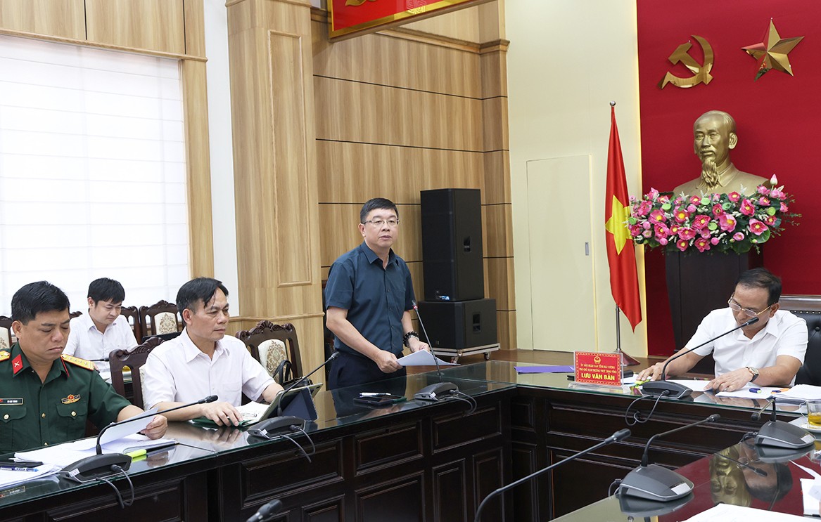 Tổng giám đốc EVNNPT Phạm Lê Phú báo cáo và nêu các kiến nghị tại buổi làm việc.