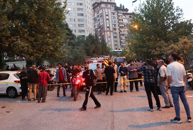 Người dân tập trung trên đường phố tại Tehran sau các cuộc không kích của Israel. Ảnh: Reuters