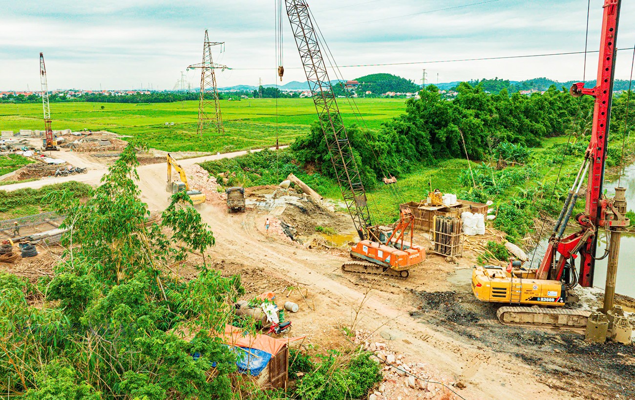 Nhiều kỹ sư, công nhân, máy móc thiết bị được huy động, chia thành nhiều mũi thi công thực hiện Dự án xây dựng tuyến đường và cầu Vạn, kết nối quốc lộ 37 (thành phố Chí Linh) với đường dẫn cầu Triều (thị xã Kinh Môn).