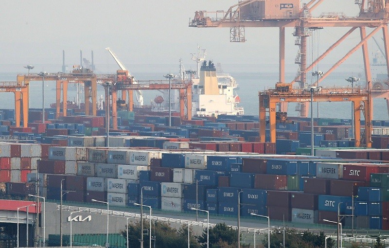 Các container chờ được xuất khẩu tại cảng Pyeongtaek, cách thủ đô Seoul (Hàn Quốc) khoảng 65 km. Ảnh: Yonhap