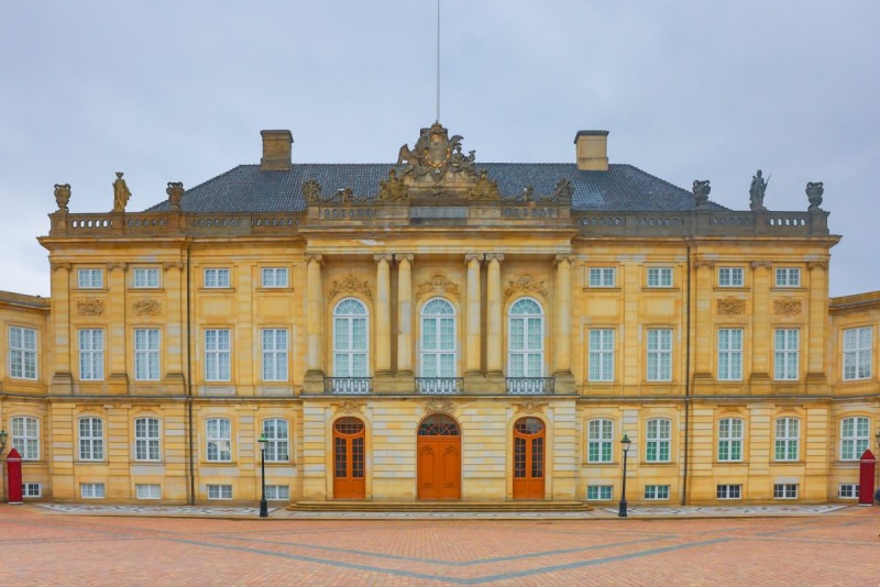Cung điện Amalienborg - nơi ở chính thức của Hoàng gia Đan Mạch, nổi bật với kiến trúc Baroque cổ kính và nghi thức đổi gác thu hút du khách mỗi ngày (Ảnh_ Hải An)
