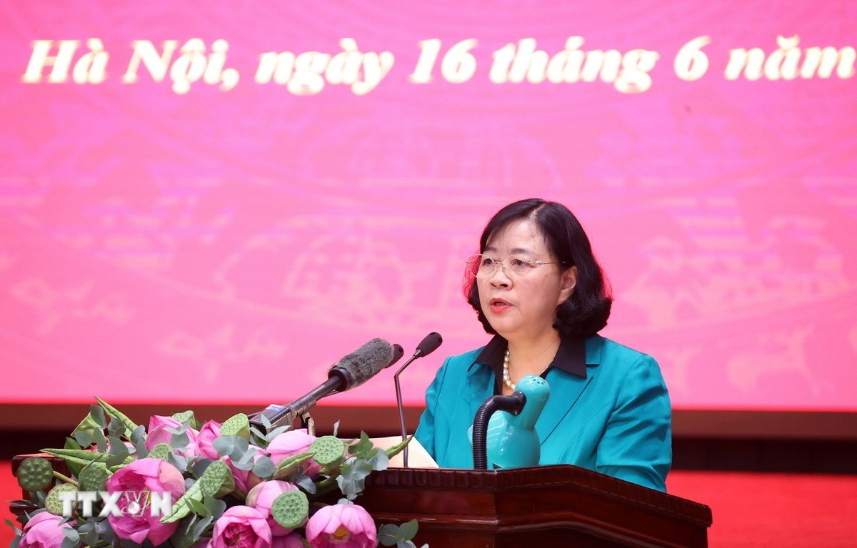 Bí thư Thành ủy Hà Nội Bùi Thị Minh Hoài báo cáo tại buổi làm việc. 