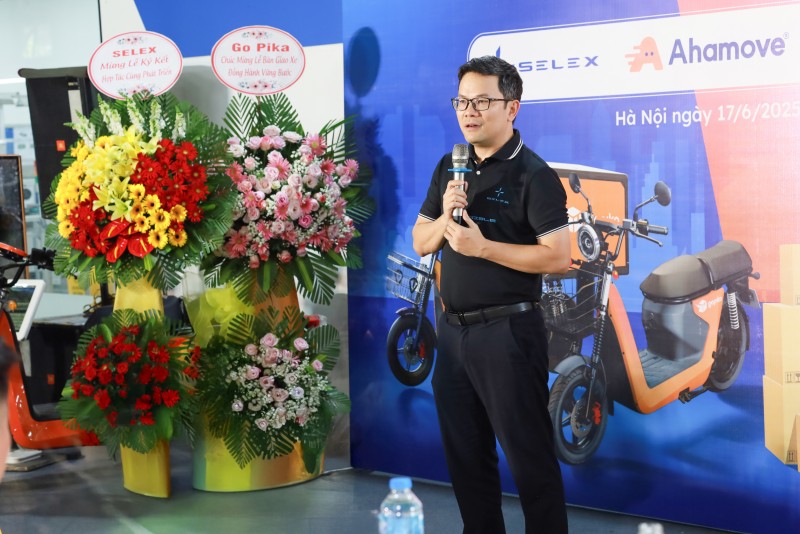 Ahamove chuyển đổi xanh, sử dụng 1.000 xe điện Selex Motors