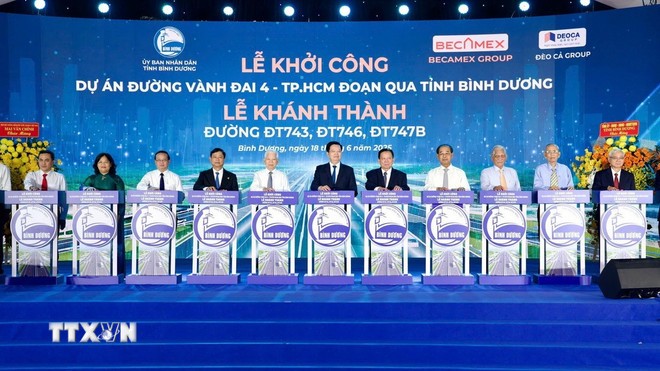 Đại biểu ấn nút lễ khởi công tuyến Vành đai 4 động lực liên kết vùng Thành phố Hồ Chí Minh.