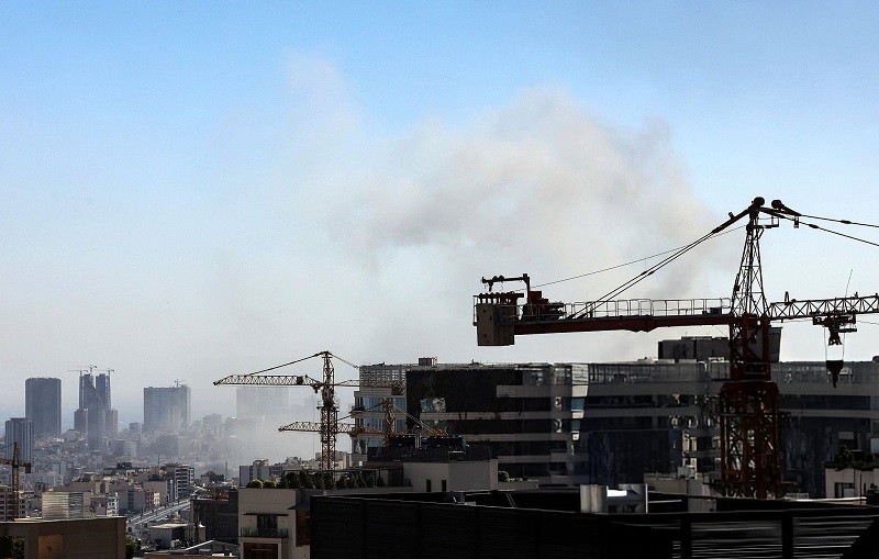 Khói bốc lên tại thủ đô Tehran (Iran) sau cuộc không kích của Israel. Ảnh: Getty