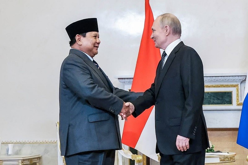 Ông Prabowo Subianto và ông Vladimir Putin tại Saint Petersburg ngày 19/6. Ảnh: Facebook/@Prabowo Subianto