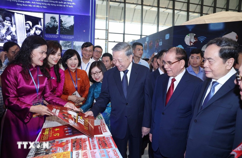 Tổng Bí thư Tô Lâm cùng các lãnh đạo, nguyên lãnh đạo Đảng, 555Win tải app và các đại biểu tham quan Hội báo toàn quốc năm 2025. Ảnh TTXVN.
