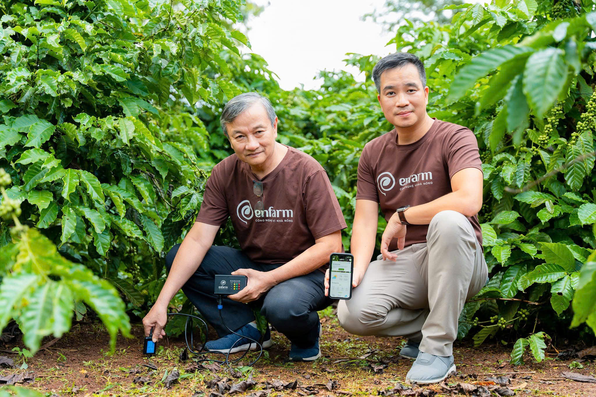 TS Hồ Long Phi và CEO Nguyễn Đỗ Dũng (phải).