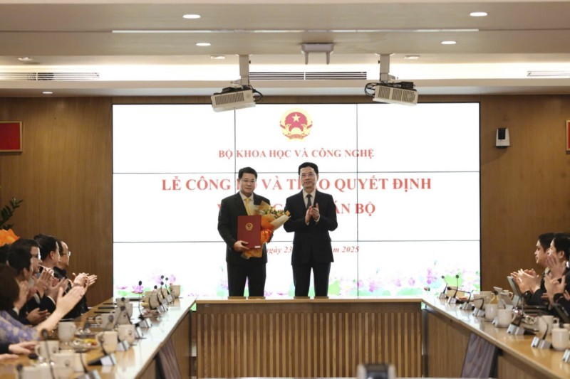 Bộ trưởng Nguyễn Mạnh Hùng trao quyết định bổ nhiệm cho ông Nguyễn Trường Giang. Ảnh: Vietnam Post.