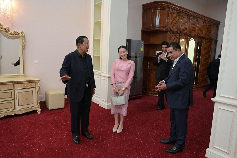 Bà Paetongtarn Shinawatra và ông Hun Sen (trái) trong chuyến thăm Campuchia hồi tháng 4. Ảnh: Facebook/@Samdech Hun Sen of Cambodia