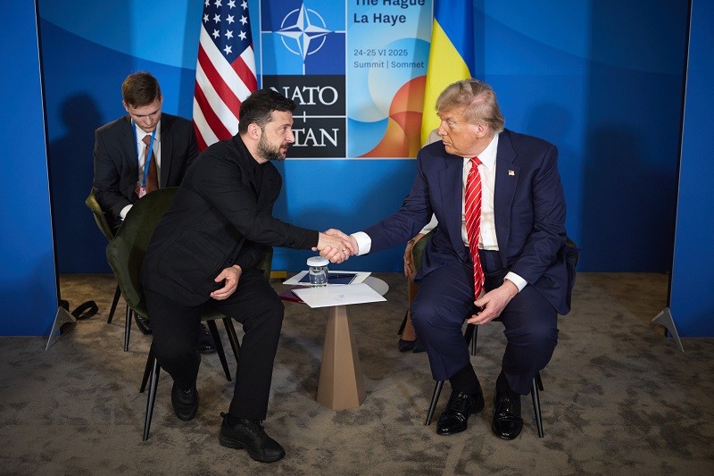Ông Zelensky và ông Trump tại Hà Lan ngày 25/6. Ảnh: X/@ZelenskyyUa