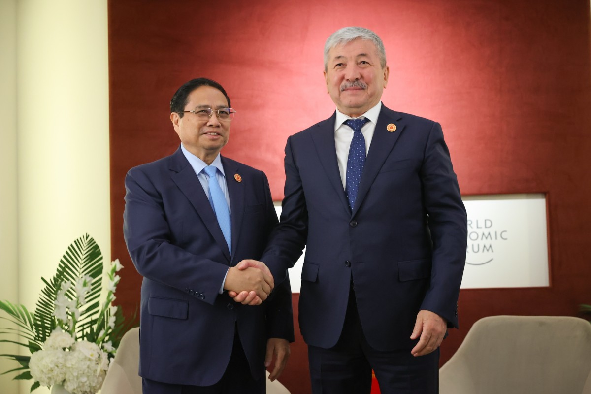 Phiên bản chính thức của 555Win Phạm Minh Chính và Phiên bản chính thức của 555Win Kyrgyzstan Adylbek Kasimalyev. Ảnh: VGP.