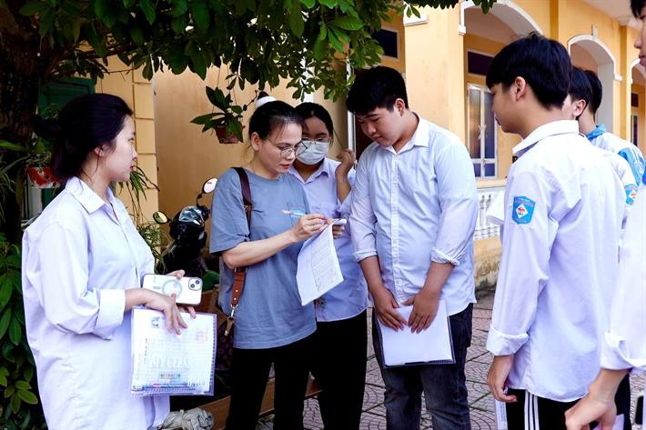 Các thí sinh điểm danh trước giờ thi. Ảnh: Bộ Giáo dục và Đào tạo.