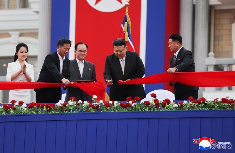 Lãnh đạo Kim Jong-un cắt băng khánh thành khu nghỉ dưỡng ven biển Kalma hôm 24/6. Ảnh: KCNA