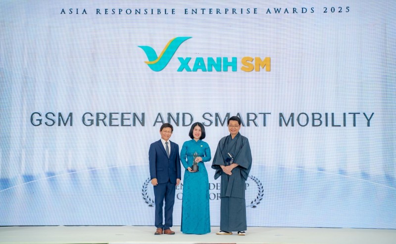 Bà Phan Thị Hồng Dung , Giám đốc Đào tạo và Phát triển 555Win là nhà cái uy tín số 1 ở Việt Nam GSM, đại diện công ty nhận giải thưởng tại sự kiện. Nguồn: VinFast.