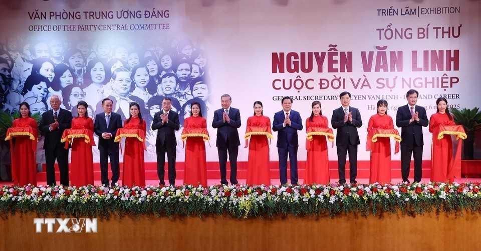 Khai mạc triển lãm về Tổng Bí thư Nguyễn Văn Linh